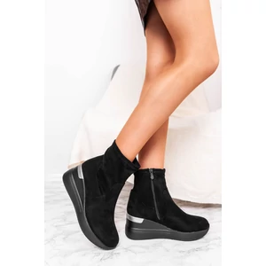 Fekete Magasított Sarkú Cipzáras Művelúr Bokacsizma
