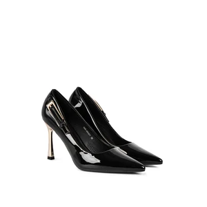 Yesmile Fekete Lakk Tűsarkú Csatos Díszítéssel