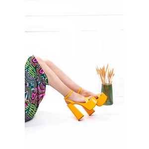 Egyszínű Narancs Lakkozott Blokksarkú Szandál