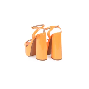 Egyszínű Narancs Lakkozott Blokksarkú Szandál