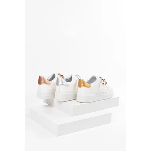 Fehér Műbőr Sneaker Arany Színű Lánccal Díszítve