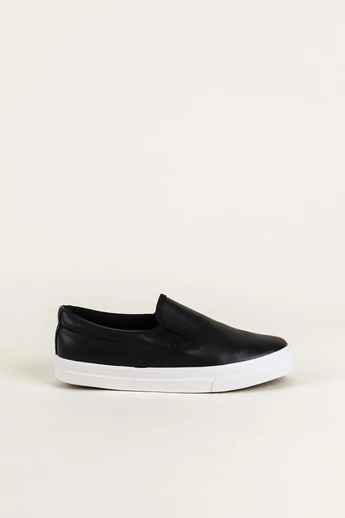 Fekete fehér talpú belebújós slip-on félcipő