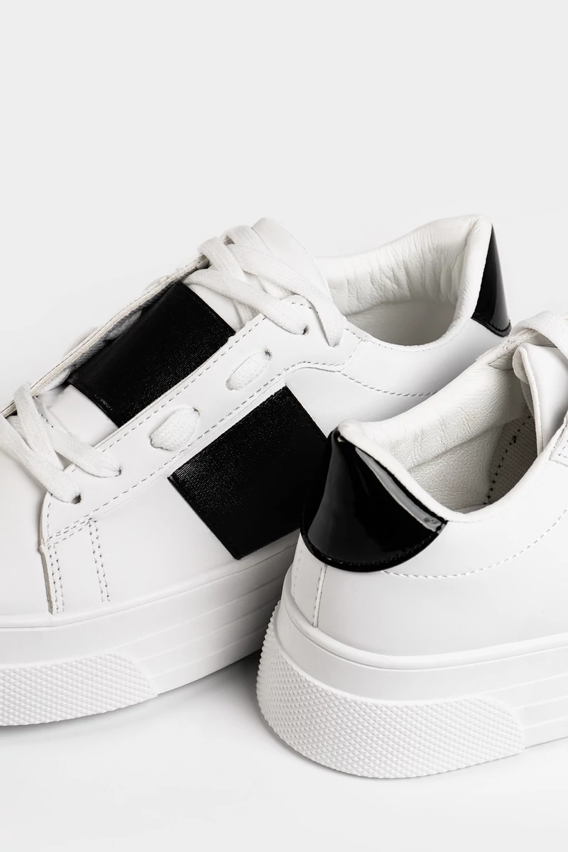 Fehér/Fekete Magas Talpú Női Sneaker Gumírozott Betéttel