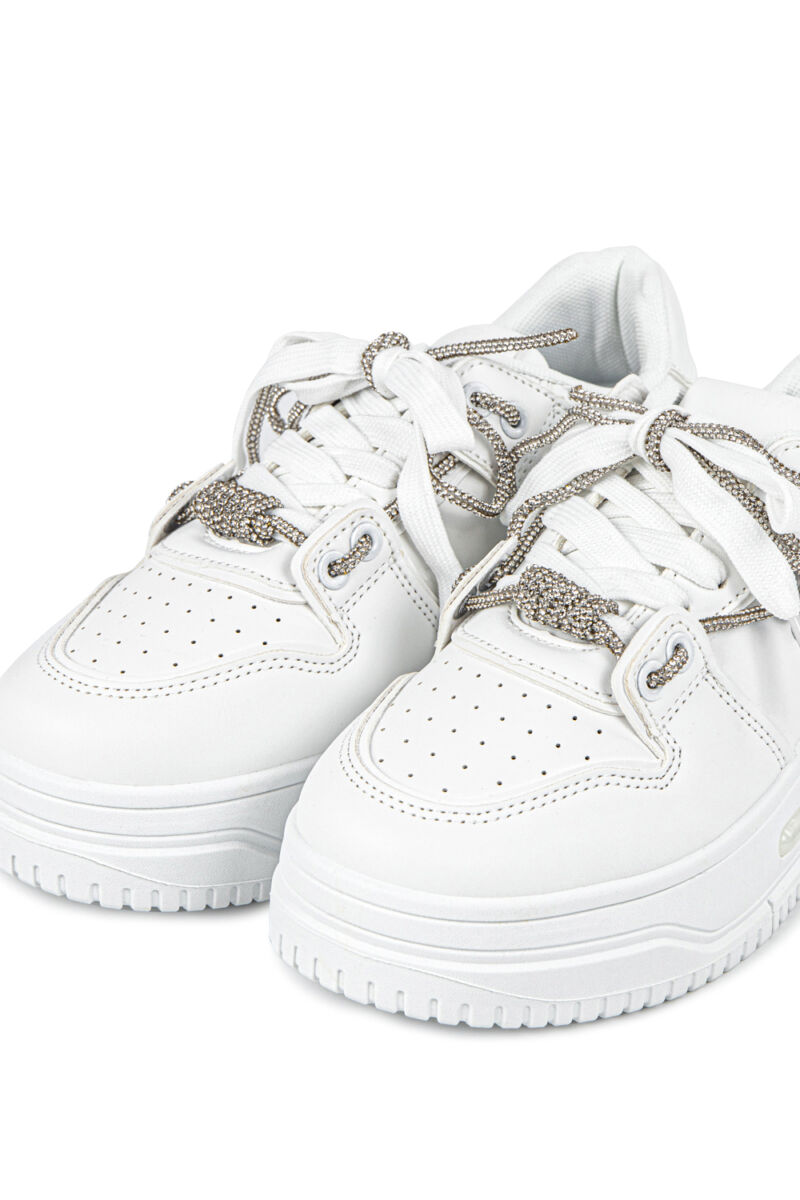 Fehér Platformos Sneaker Strasszköves Kiegészítővel